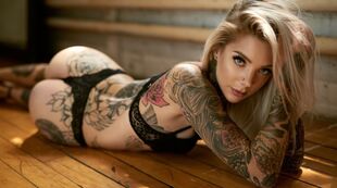 Tatted hottie private poses will